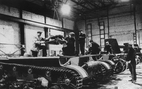 A propaganda photograph of Plant 174 with SU-26s being manufactured. Notice that the axis point for the gun shield is being lifted onto the hull of the foremost vehicle.