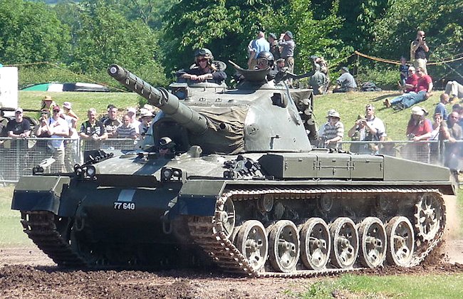 Exército suíço restaurou o tanque Panzer 61 no Steel Fest Parade
