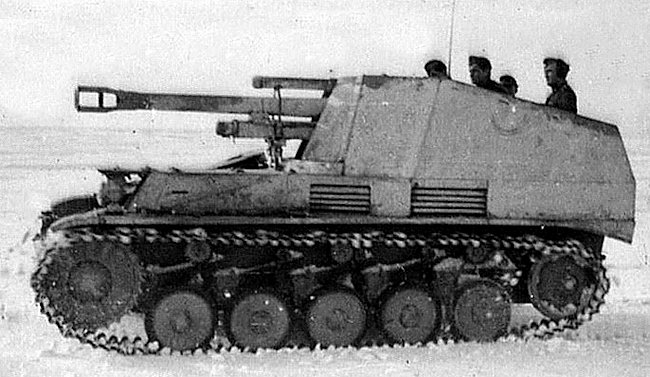 10.5 cm Wespe artillery SPG with 5 man crew on the Eastern Front in winter