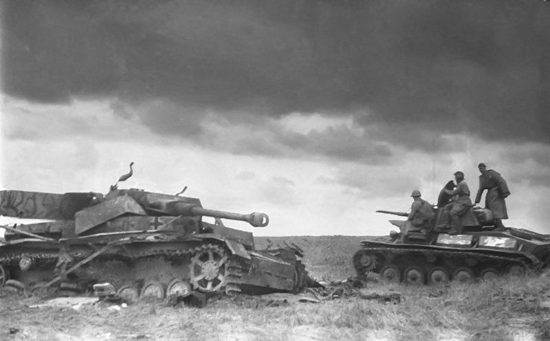 A T-70 passes by a Panzer IV at Kursk.