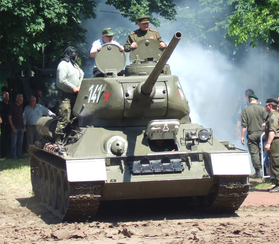 Running T-34-85 at a show in Vienna, 2010
